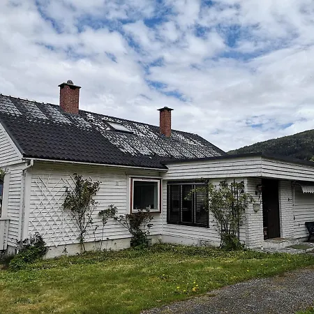 Feriehus Ved Fjorden I Idylliske Utvik I Stryn Vila