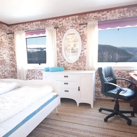 Feriehus Ved Fjorden I Idylliske Utvik I Stryn Vila *