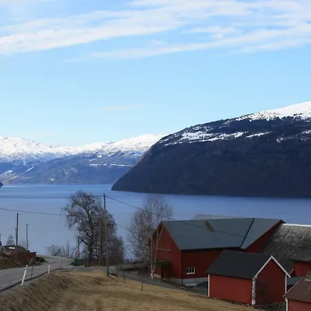 Feriehus Ved Fjorden I Idylliske Utvik I Stryn Villaer