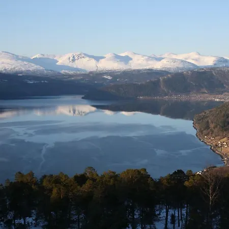 Feriehus Ved Fjorden I Idylliske Utvik I Stryn * Solberg (Sogn og Fjordane)