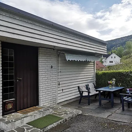 Feriehus Ved Fjorden I Idylliske Utvik I Stryn *