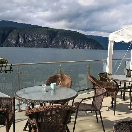Feriehus Ved Fjorden I Idylliske Utvik I Stryn 别墅