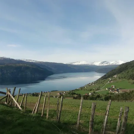 Feriehus Ved Fjorden I Idylliske Utvik I Stryn